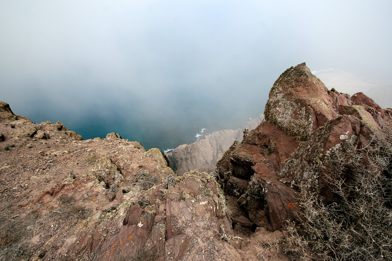 Foto von Gran Canaria Steilküste Berge hängen in den Wolken